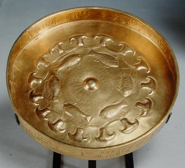Prato pertencente ao General Thuty ou Djehwty decorado com peixes e flores, New Kingdom, c.1479-1425 (ouro) de Egyptian 18th Dynasty