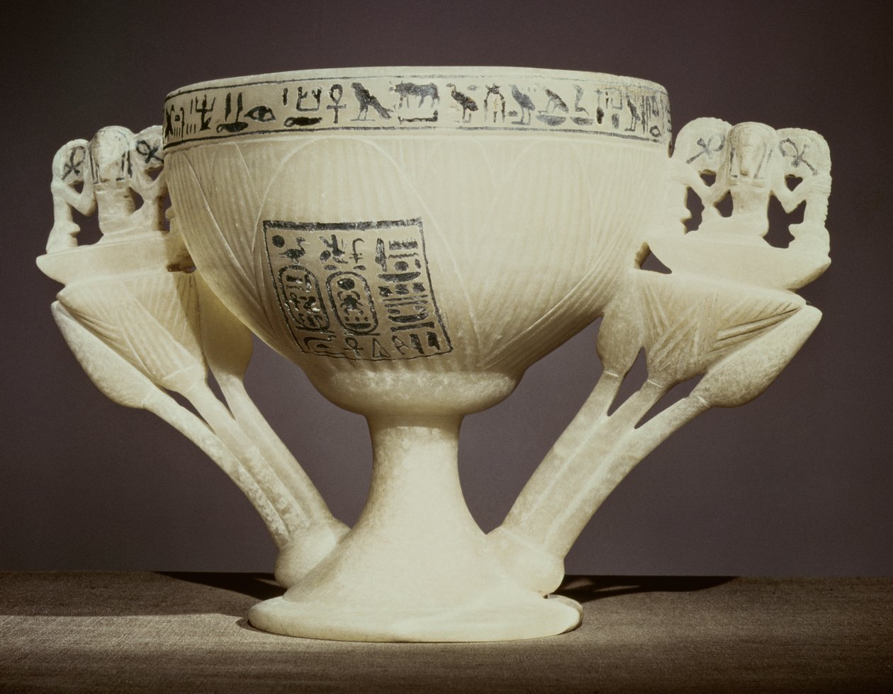 Taça para beber na forma de uma flor de lótus entreaberta, encontrada na entrada do túmulo de Tutancâmon (c.1370-52 aC) Novo reino (alabastro) (ver também 162302 e 228555) de Egyptian 18th Dynasty