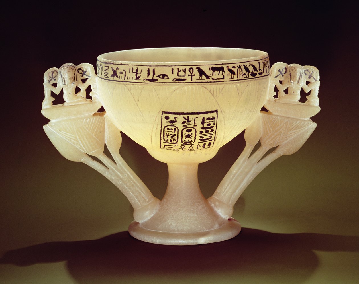 Beber copo na forma de uma flor de lótus entreaberta, encontrado na entrada do túmulo de Tutancâmon (c.1370-1352 aC) Novo reino (alabastro) (ver também 162302 e 149480) de Egyptian 18th Dynasty