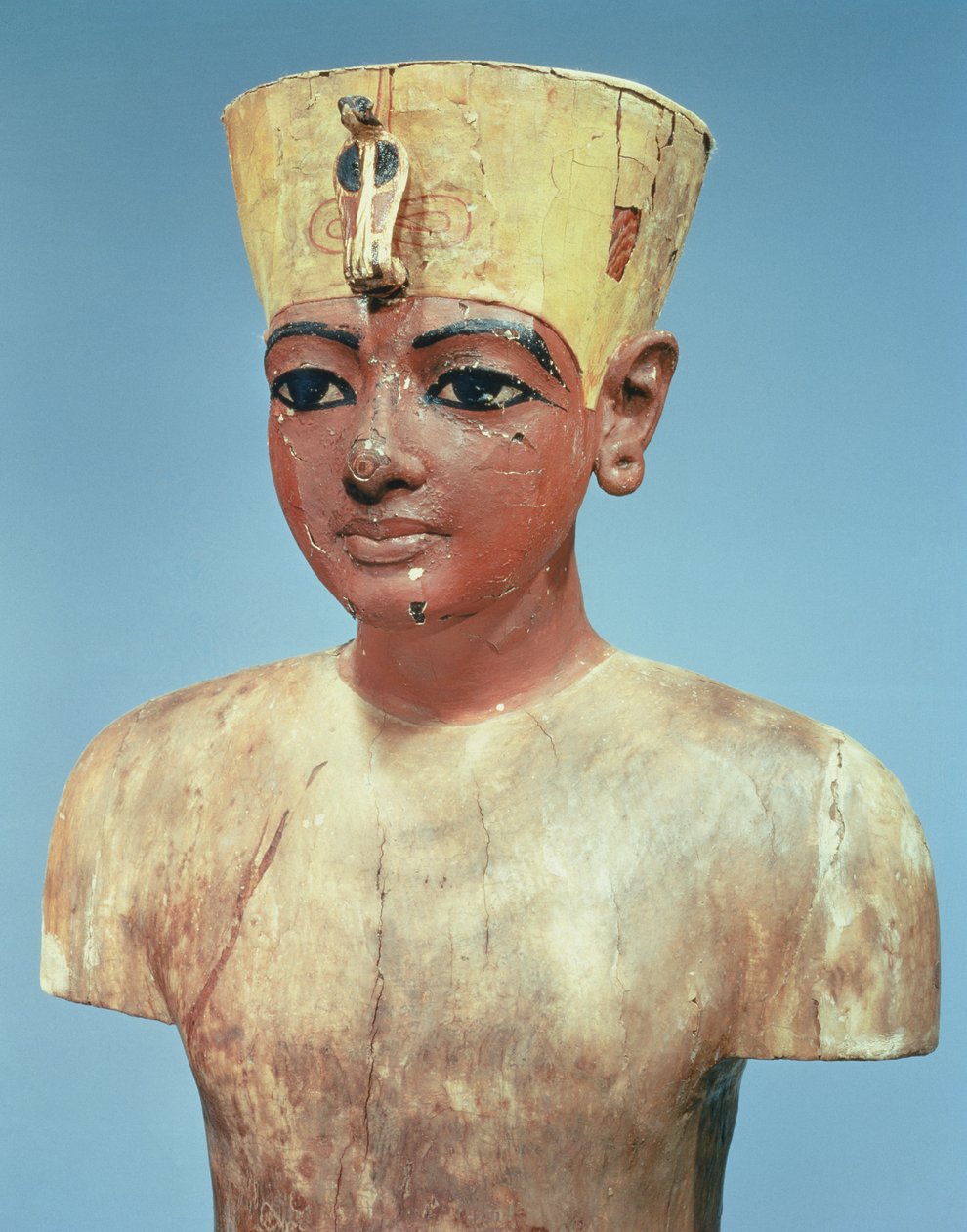 Manequim do jovem Tutancâmon (c.1370-52 aC) usando um compromisso entre a coroa dos reis do Baixo Egito e o cocar de Nefertiti (madeira pintada com estuque) (ver 148193) de Egyptian 18th Dynasty