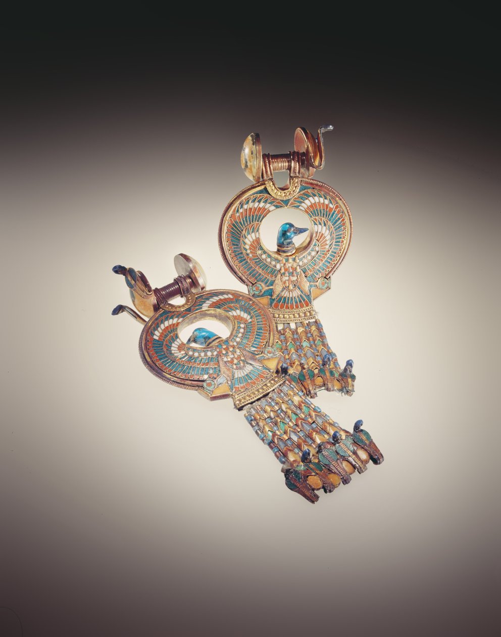 Brincos com pássaros híbridos com asas de falcões e cabeças de patos, do Túmulo de Tutancâmon (c.1370-1352 aC) Novo Reino (dourado incrustado com vidro colorido e faiança) de Egyptian 18th Dynasty