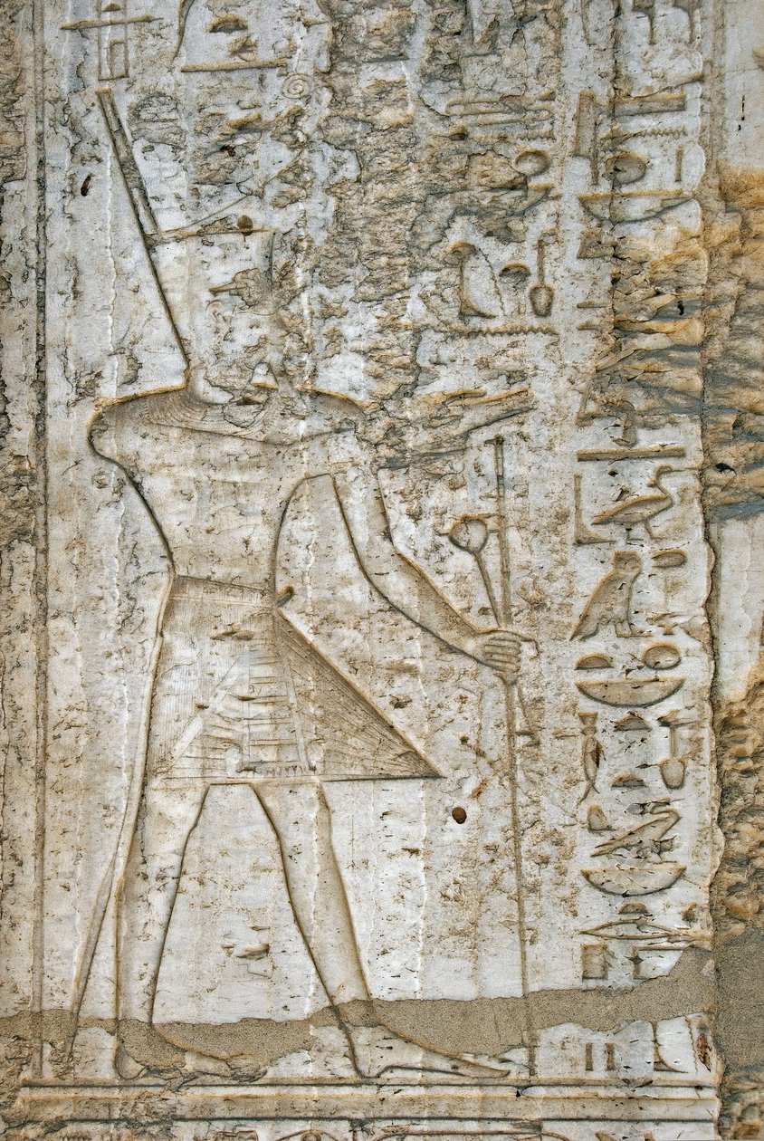 Antiguidade egípcia: detalhe dos relevos da capela do albastro do faraó Thutmosis IV (1419-1387 a.C.) representando-o ostentando os símbolos do poder. Museu ao Ar Livre do Templo de Karnak Egito de Egyptian 18th Dynasty