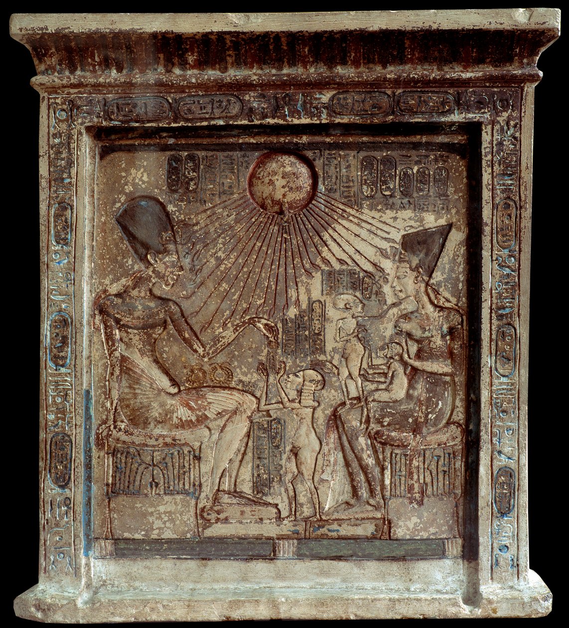 Rainha egípcia Nefertiti (1353-1336 AC), com Faraó Amenófis IV (Akhenaton ou Amenhotep) (1352-1338 AC) e seus filhos.baixo relevo. 18ª dinastia, Novo Império. Cairo, Museu Egípcio. de Egyptian 18th Dynasty
