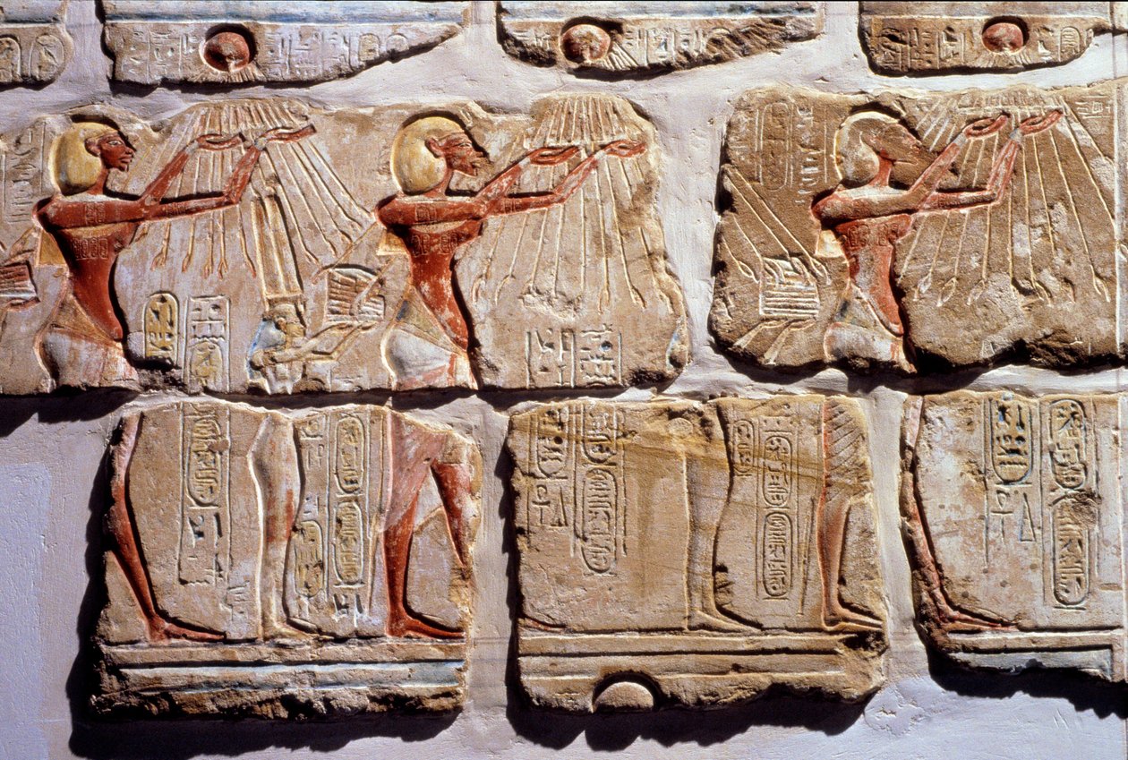 Antiquidade egípcia: "A adoração do sol" Fragmento da parede em gres desde Amenophis IV até Luxor. 1365-1360 AC. 18ª Dinastia de Egyptian 18th Dynasty