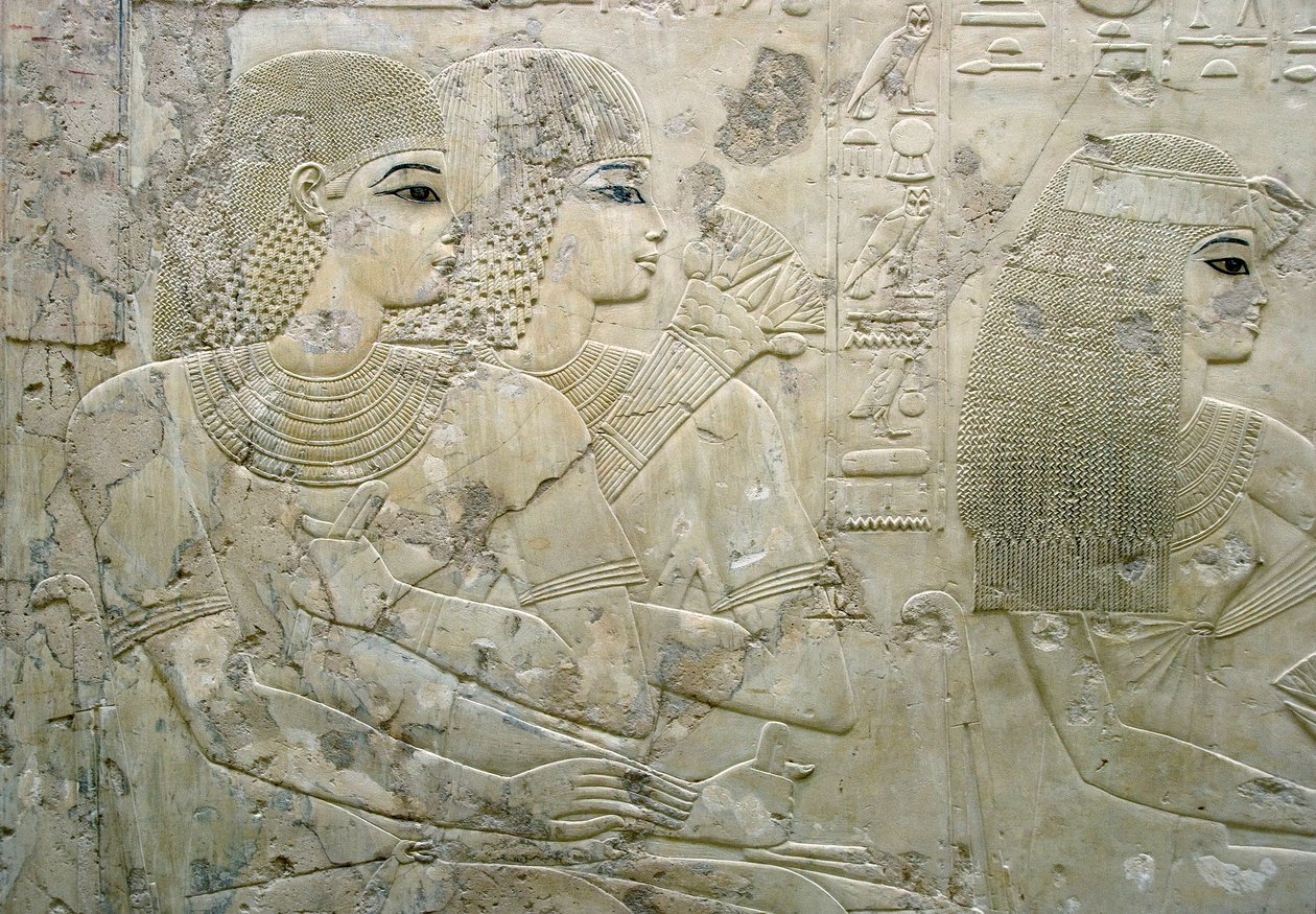 Antiquidade egípcia: baixo relevo representando os convidados de um banquete fúnebre - Tumba de Vizier Ramose (18ª dinastia) - Luxor, Tebas, Tumba dos Nobres do Egipto - civilização egípcia: Baixo relevo representando os convidados de um banquete funerário de Egyptian 18th Dynasty