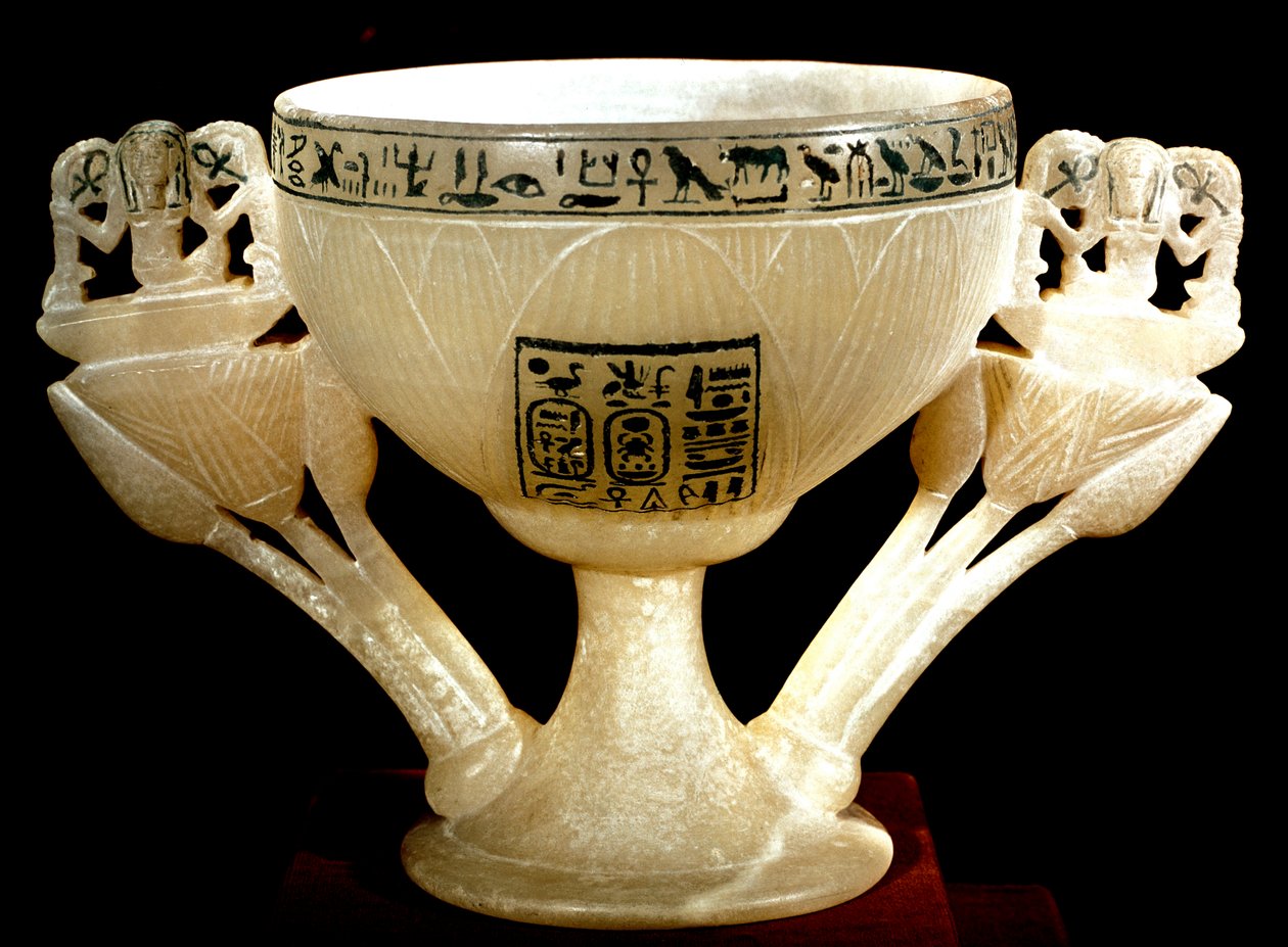 Antiquite egípcia: taça do imortalite dos benfeitores de Tebas. Cálice de lótus em forma de albastro. Do tesouro de Tutankhamun (all-Ankh-amun ou Tutankhamun) (1345-1327 AC) 18ª dinastia. encontrada no Vale dos Reis, Tebas. 1342 A.C. Cairo, Egito. de Egyptian 18th Dynasty