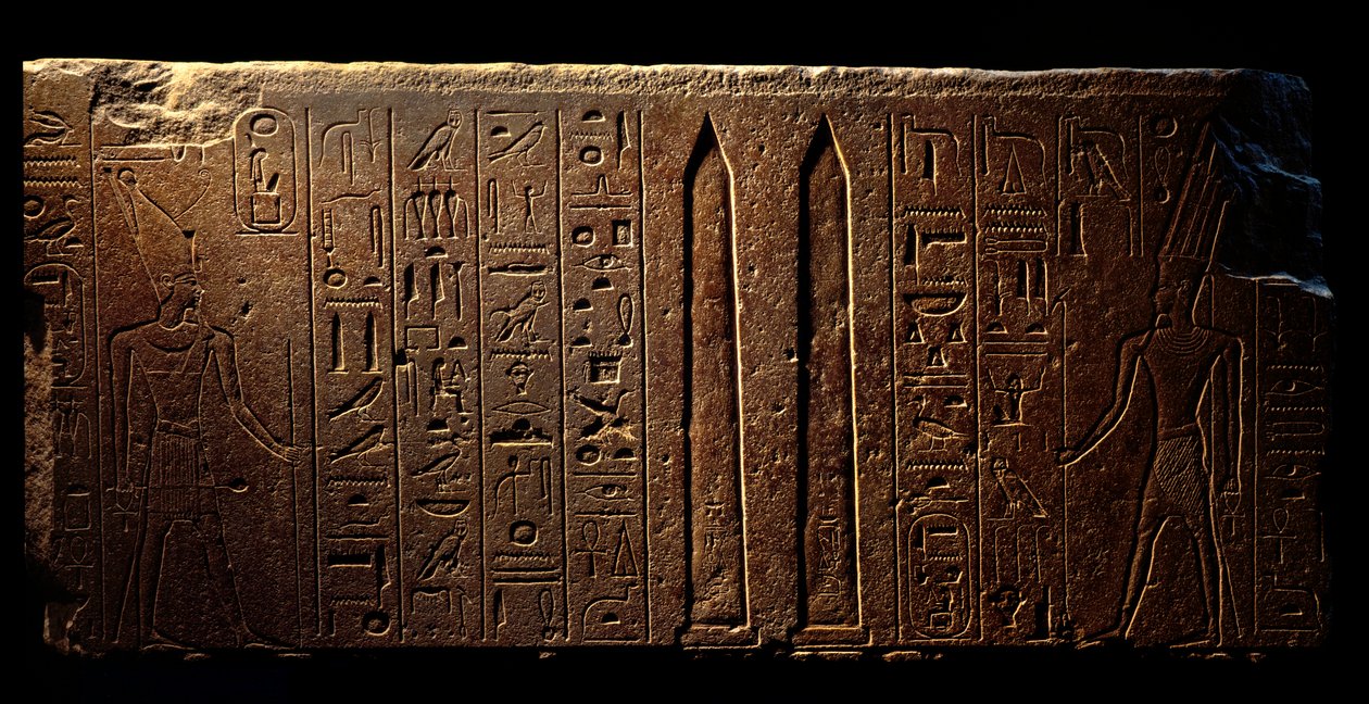 Antiguidade egípcia: detalhe de um fresco gravado representando a Rainha Hatshepsut (esquerda) e dois Obeliscos no templo de Amon - Ano 15 do seu reinado (1475-1468 AC) 18ª Dinastia - Luxor, Museu de Arte Egípcia de Egyptian 18th Dynasty