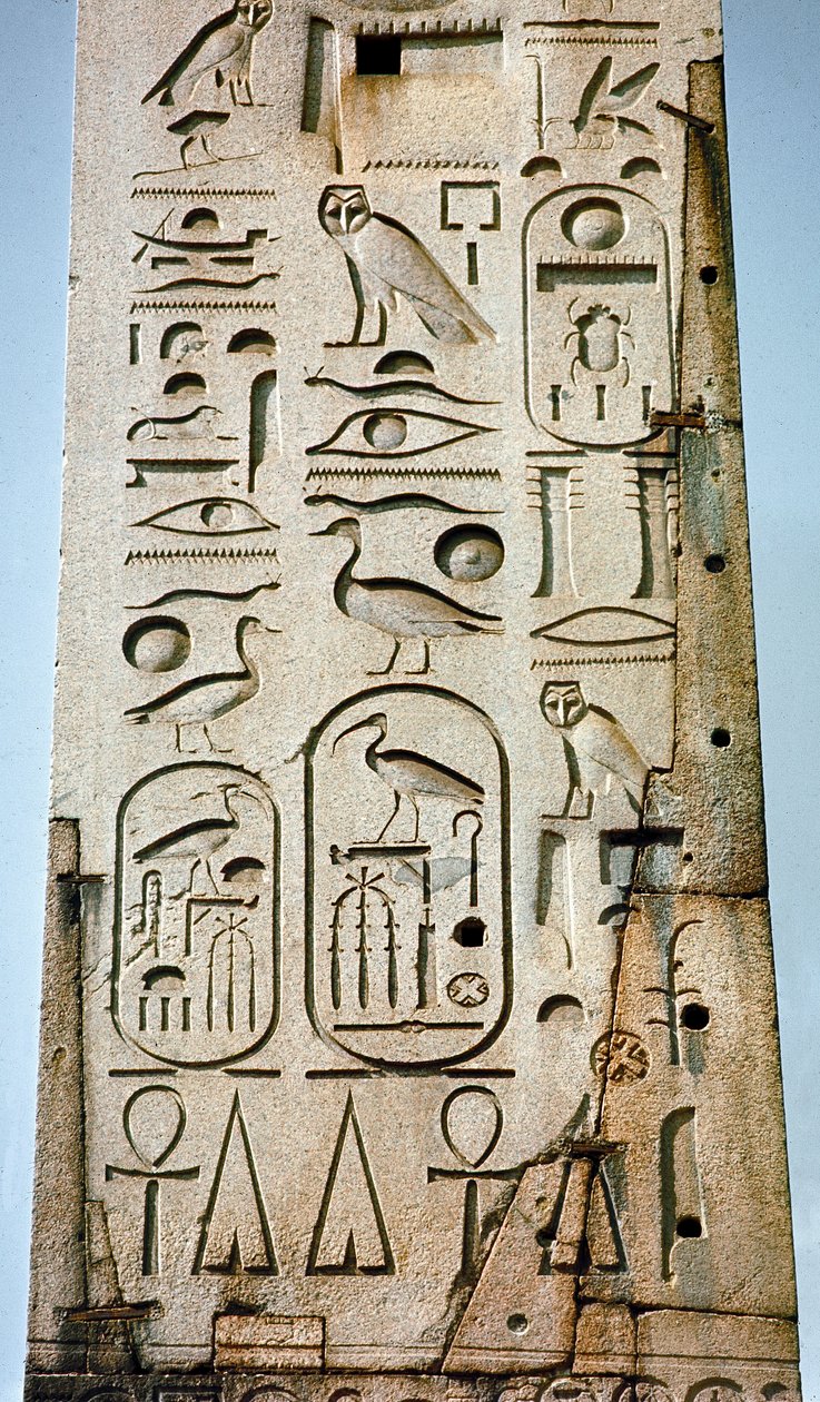 Antiquite egípcio: detalhe do obelisco Lateranense coberto com hieróglifos do Templo de Amon em Tebas. Século XV a.C. Praça de São João, Roma. de Egyptian 18th Dynasty