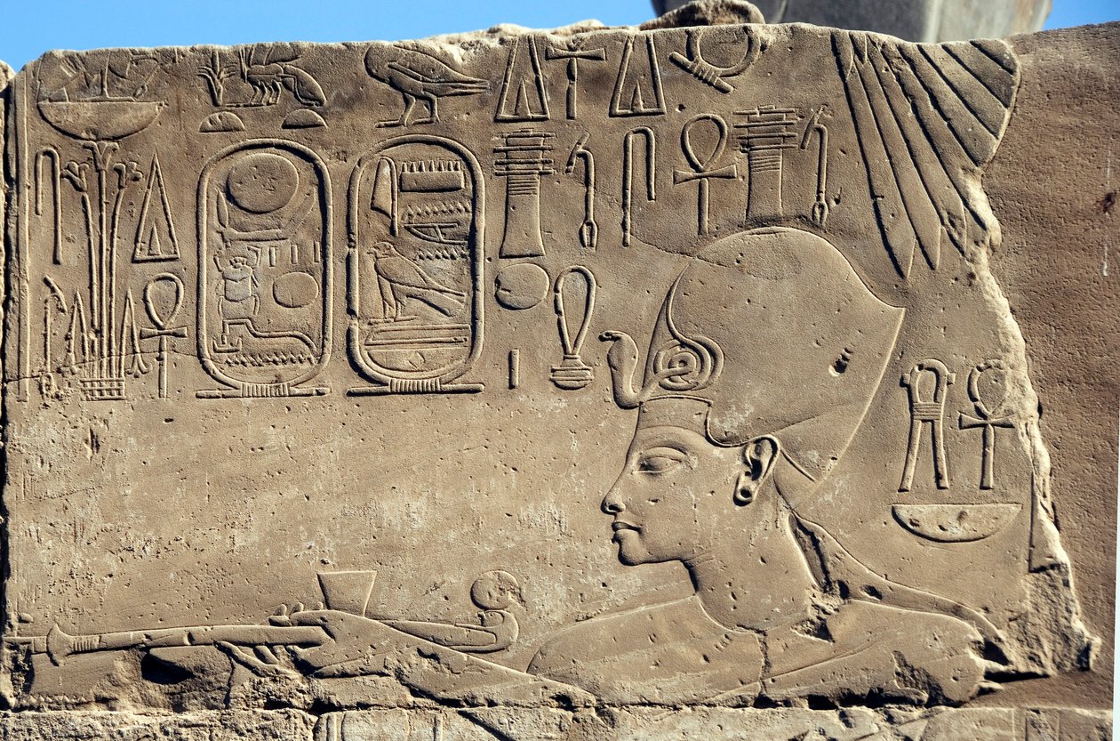 Antiquite egípcio: baixo relevo representando o Faraó Horemheb de Egyptian 18th Dynasty