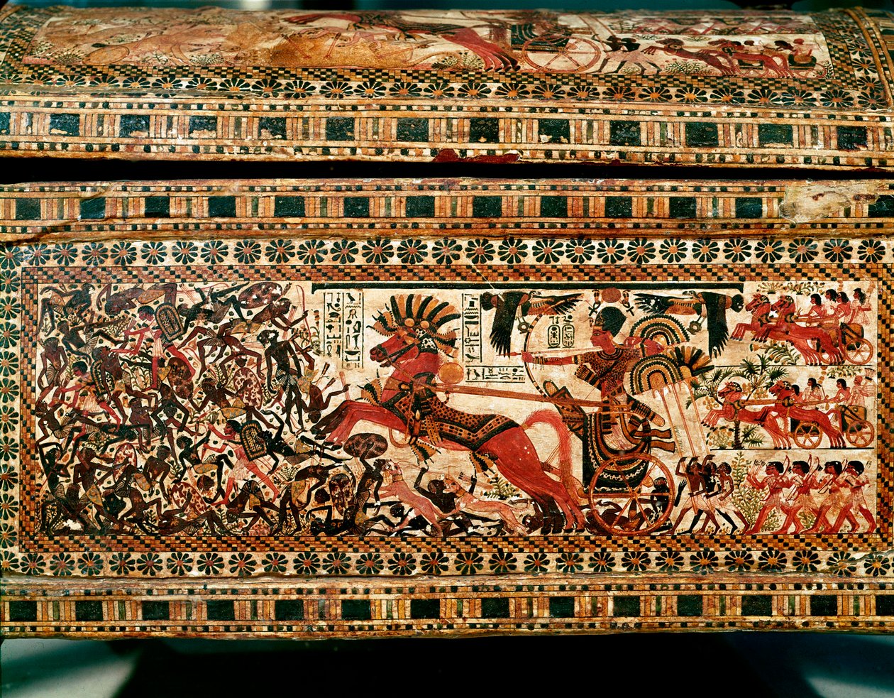 Antiquite egípcio: pequena caixa de madeira com cenas do Faraó Tutankhamun perseguindo os núbios em seu tanque. 18ª dinastia. Do túmulo de Tutankhamun (All-Ankh-amun ou Tutankhamun) (1345-1327 AC) Vale dos Reis. Tebas. Sol. 61 cm Cairo, mus egípcio. de Egyptian 18th Dynasty