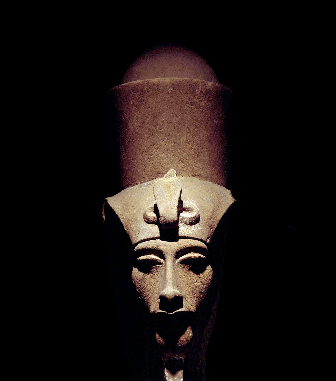 Antiquite egípcia: estátua de Amenhotep IV (Amenophis IV ou Akhenaton) com a coroa dupla. 1301 AC. 18ª dinastia. Detalhe da escultura. Do Templo de Amon Ra em Tebas. Luksor (Luxor ou Luqsor). Museu de Luxor. Egito de Egyptian 18th Dynasty