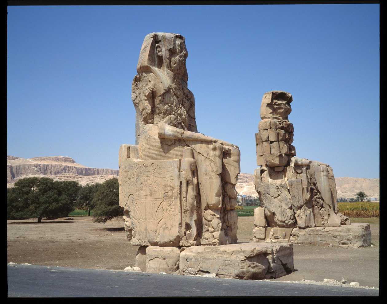 Antiguidade egípcia: visão do Colosso de Memnon, período Amenófis III, novo império de Egyptian 18th Dynasty