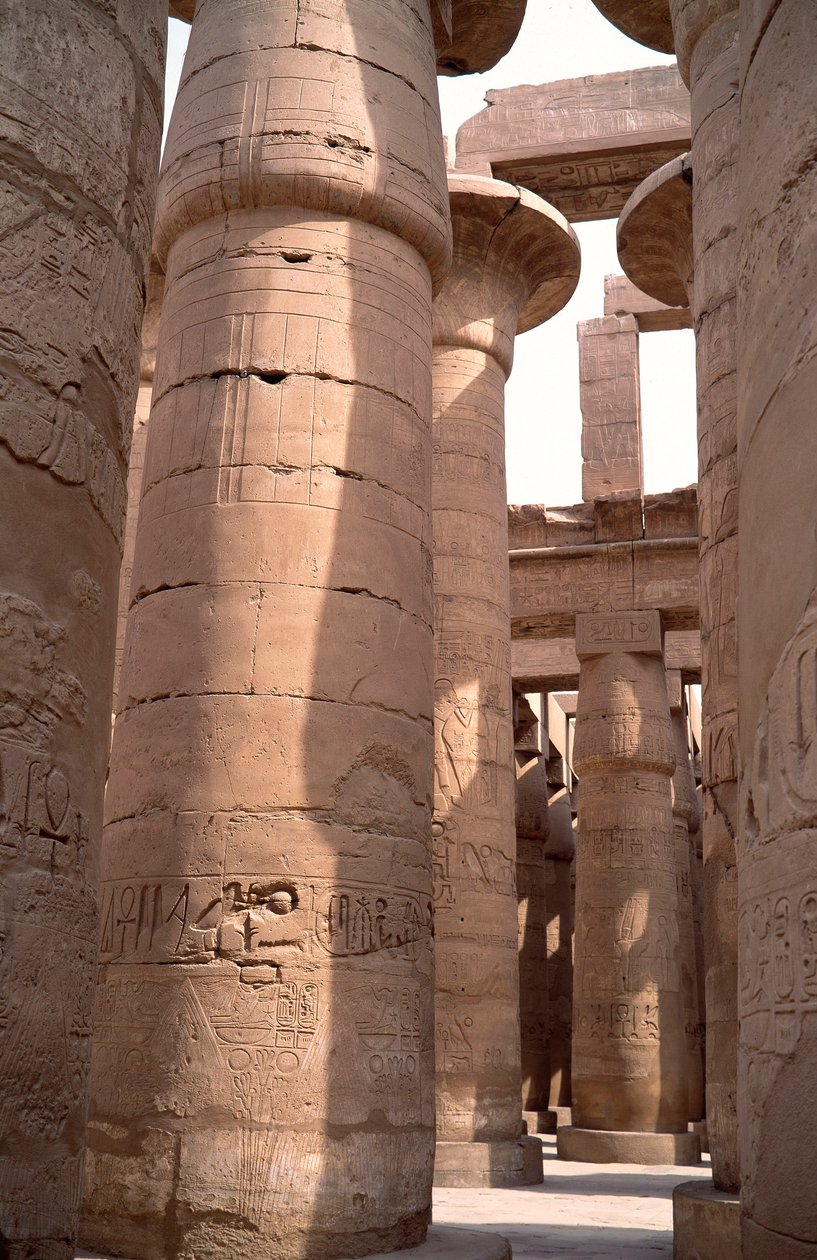 Antiquite egípcio: vista das colunas da sala hipoestilo do Templo de Amon. Website de Karnak em Luxor, Egipto de Egyptian 18th Dynasty