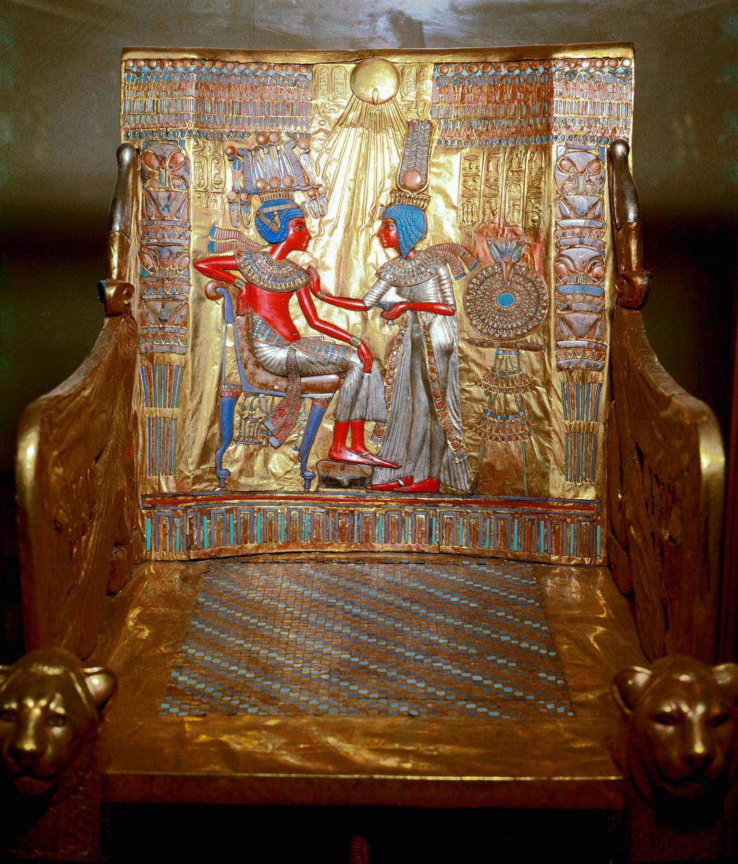 Antiquite egípcia: um trono em madeira dourada e pintado por Tutankhamun sendo parte do Tresor do Faraó. Representação da Rainha Ankhesenpaaton (Ankhesenpaamon, Ankhesenamon) que massageia com óleo o ombro do seu irmão e da sua esposa Tutankhamun sob o Tre de Egyptian 18th Dynasty
