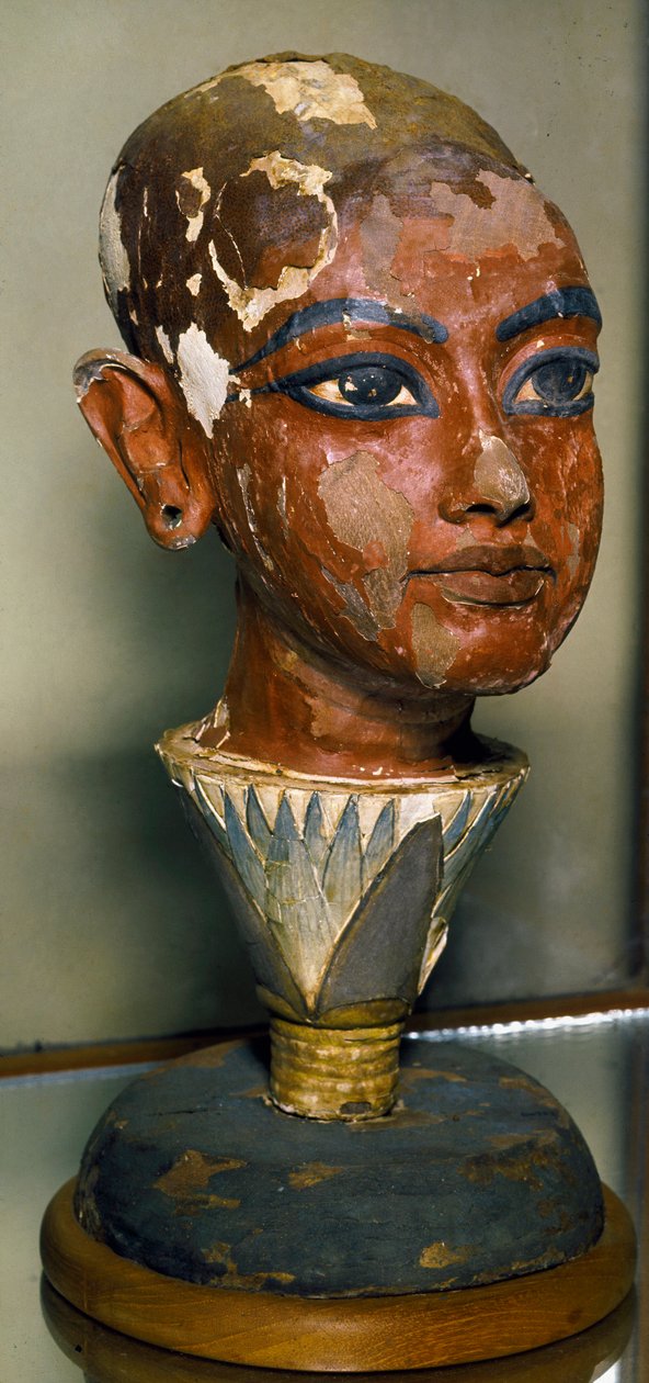 Antiquite egípcia: retrato do jovem faraó Tutankhamun (all-Ankh-amun ou Tutankhamun) apoiado por uma folha de lótus. Talha de madeira pintada. Do Tresor de Tutankhamun. Museu Egípcio, Cairo. de Egyptian 18th Dynasty