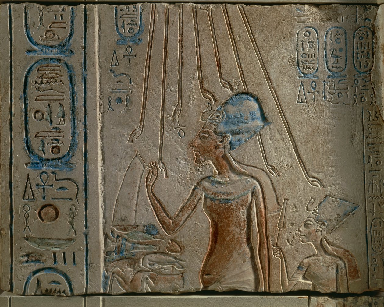 Gravura egípcia representando Akhenaten e Nefertiti adorando disco solar, de Tall al-Amarnah, Egipto, Novo Reino, XVIII Dinastia de Egyptian 18th Dynasty