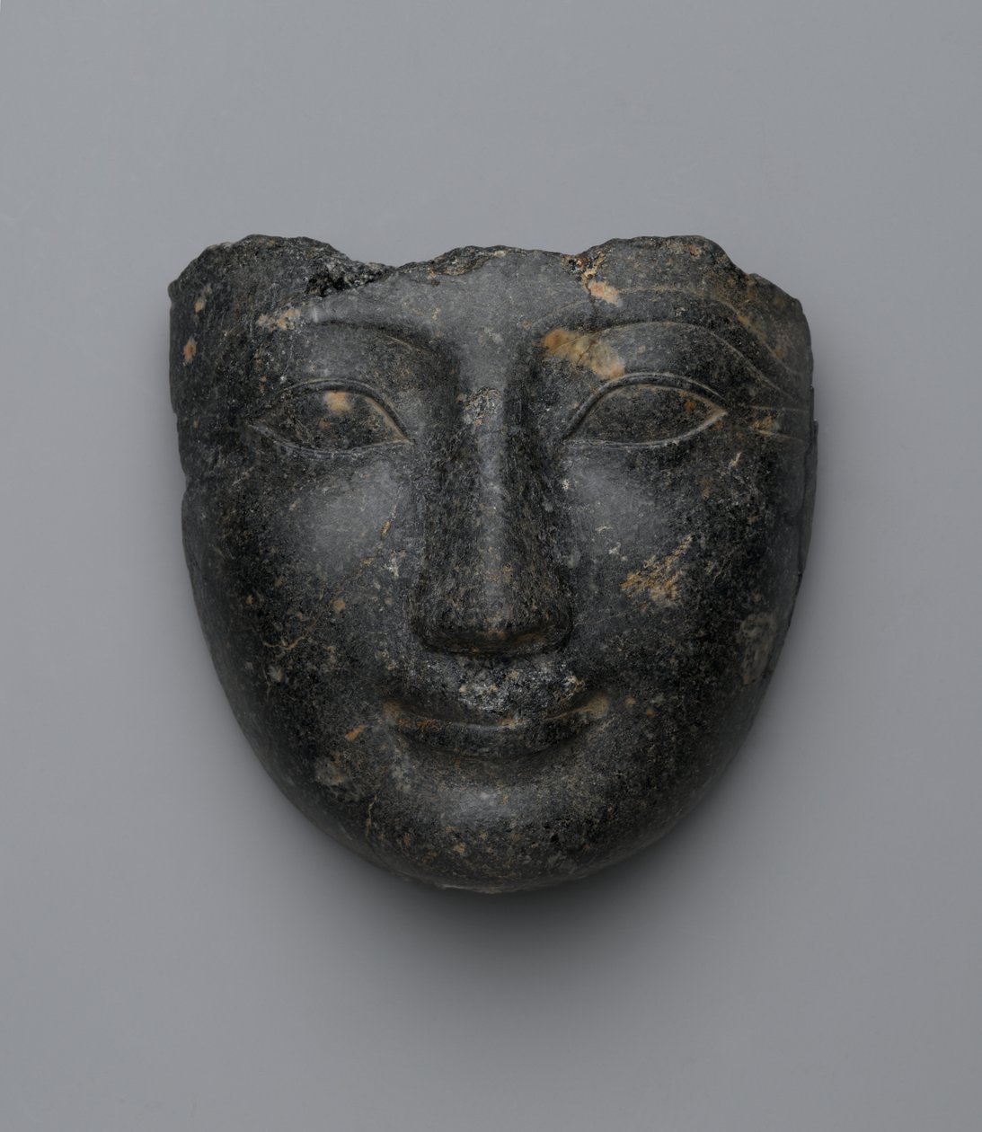 Face de uma capa de sarcófago, comprada em Luxor, New Kingdom (granito) de Egyptian 18th Dynasty
