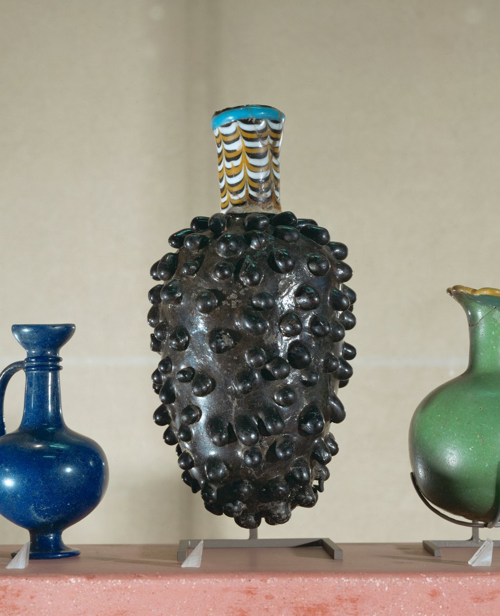 Frasco. Estes recipientes eram fabricados através da imersão de uma matriz em vidro fundido ... de Egyptian 18th Dynasty