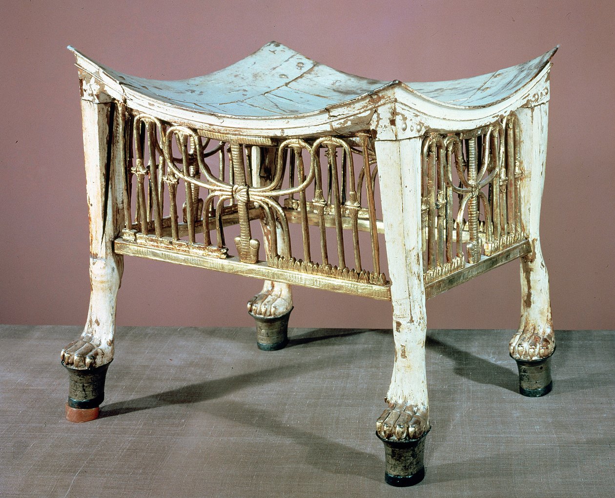 Banqueta usada pelo rei criança no início do seu reinado, do túmulo de Tutancâmon (c.1370-52 aC) Novo reino (madeira pintada e dourada) (ver também 391015) de Egyptian 18th Dynasty