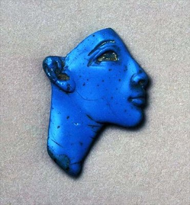 Fragmento de incrustação de uma cabeça real, de Amarna, Novo Reino (turquesa opaca) (detalhe de 44958) de Egyptian 18th Dynasty