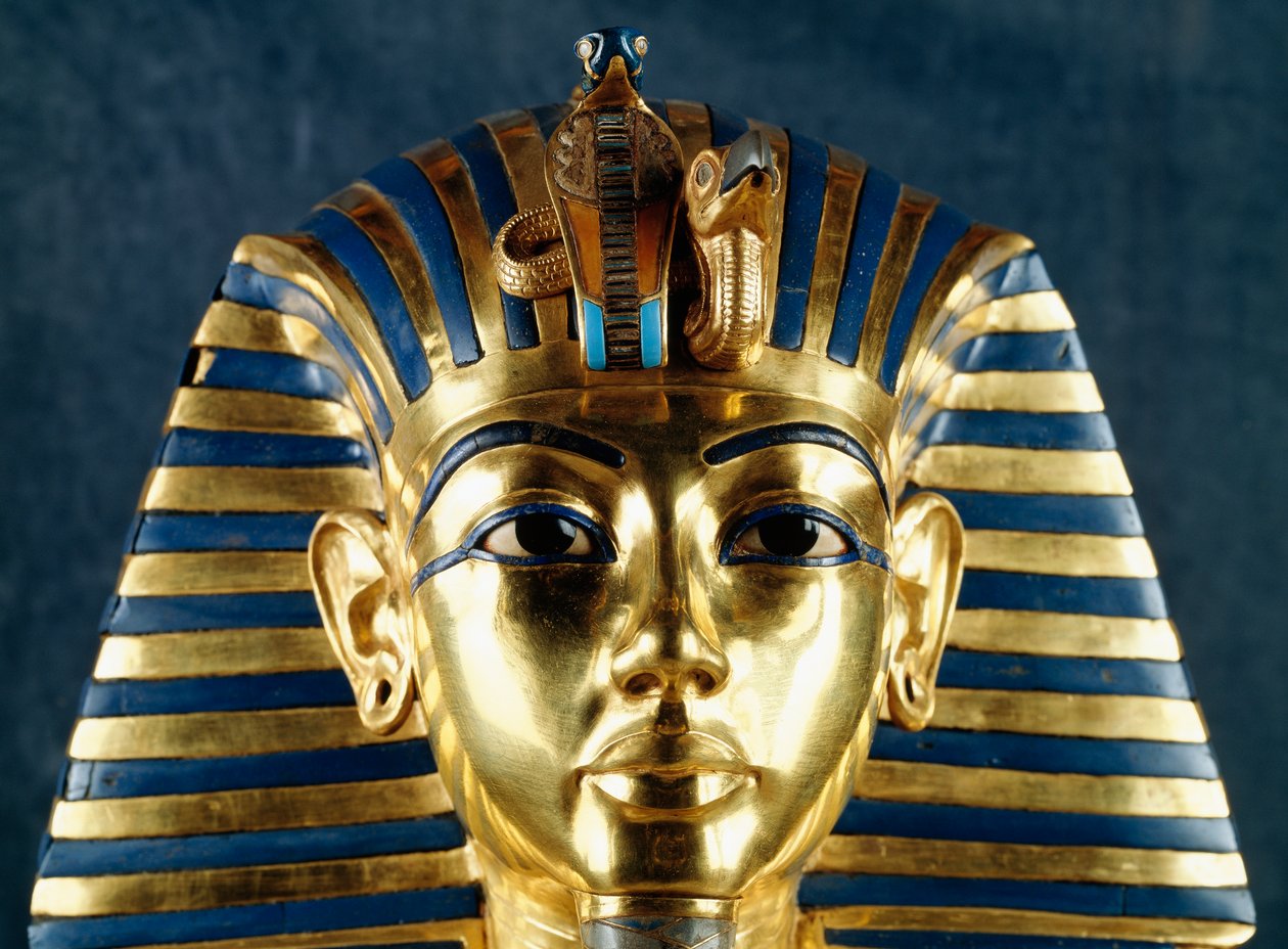 Máscara funerária de Tutankhamon, Ouro batido, Cerâmica e pedras semi-preciosas, Do túmulo do Faraó, Tebas, Egipto, Pormenor, Arte de ourives, Civilização egípcia, Novo Reino, Dinastia XVIII de Egyptian 18th Dynasty