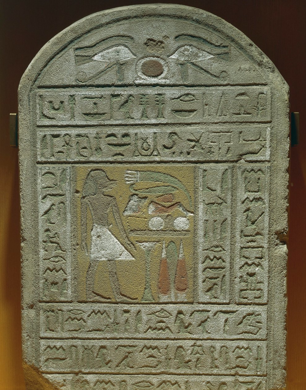 Estela funerária de Ibi, Mestre da câmara no palácio real O falecido perante as oferendas funerárias No topo, olhos de protecção e hieróglifo "Shen" que significa "eternidade" de Egyptian 18th Dynasty