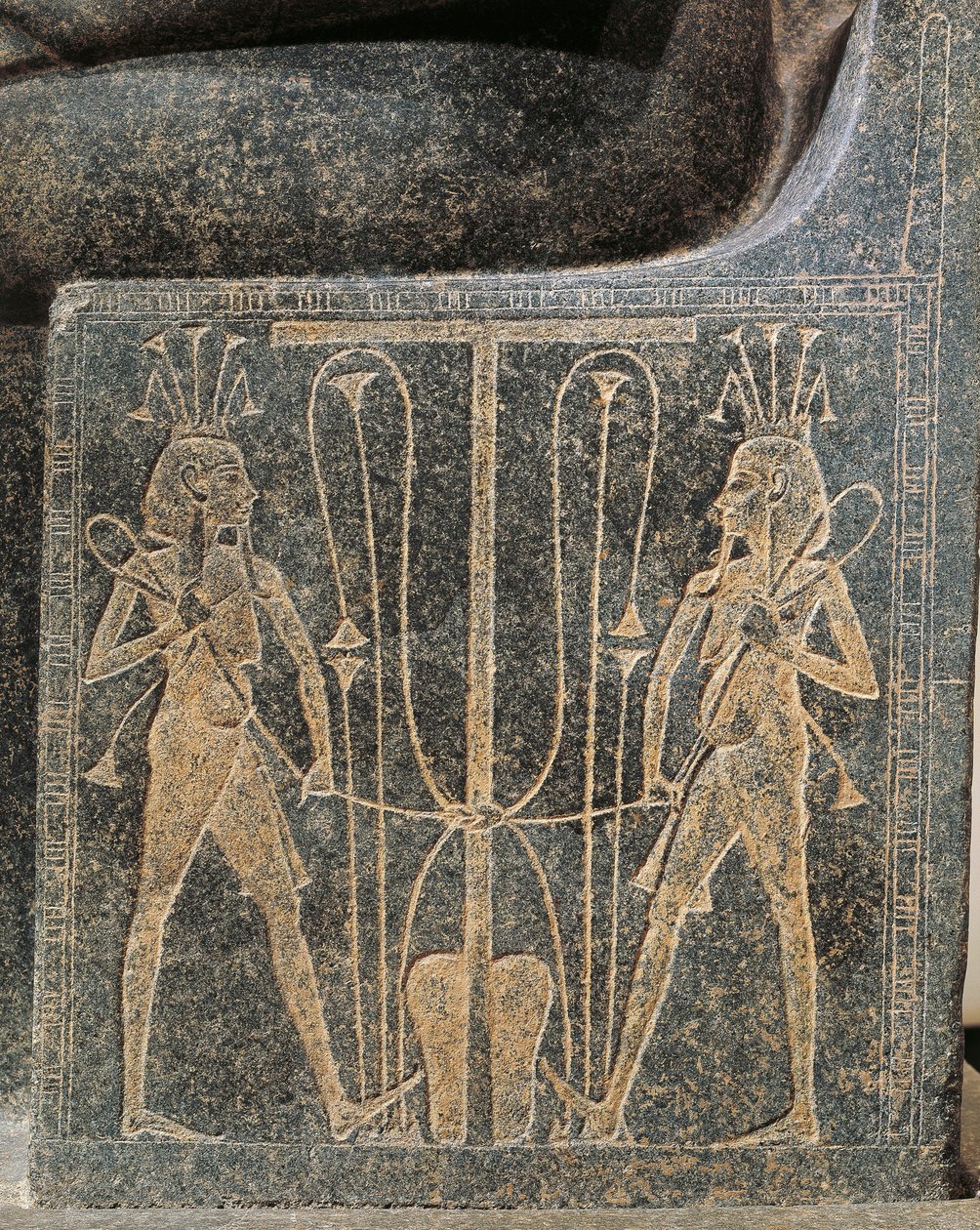 Grupo escultórico em granito com Horemheb a fazer oferendas ao deus Atum, pormenor do trono de Atum com Seth e Hórus de Egyptian 18th Dynasty