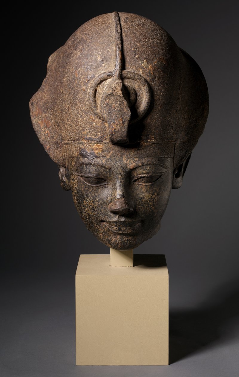 Chefe de Amenhotep III, vestindo a coroa azul, c.1391-1353 aC de Egyptian 18th Dynasty
