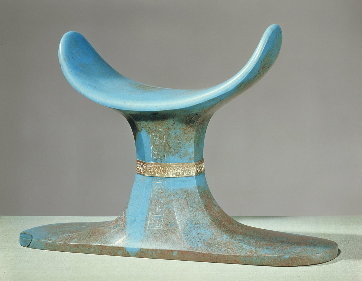 Encosto de cabeça, do túmulo de Tutancâmon (c.1370-52 aC) Novo reino (pasta de vidro azul) de Egyptian 18th Dynasty