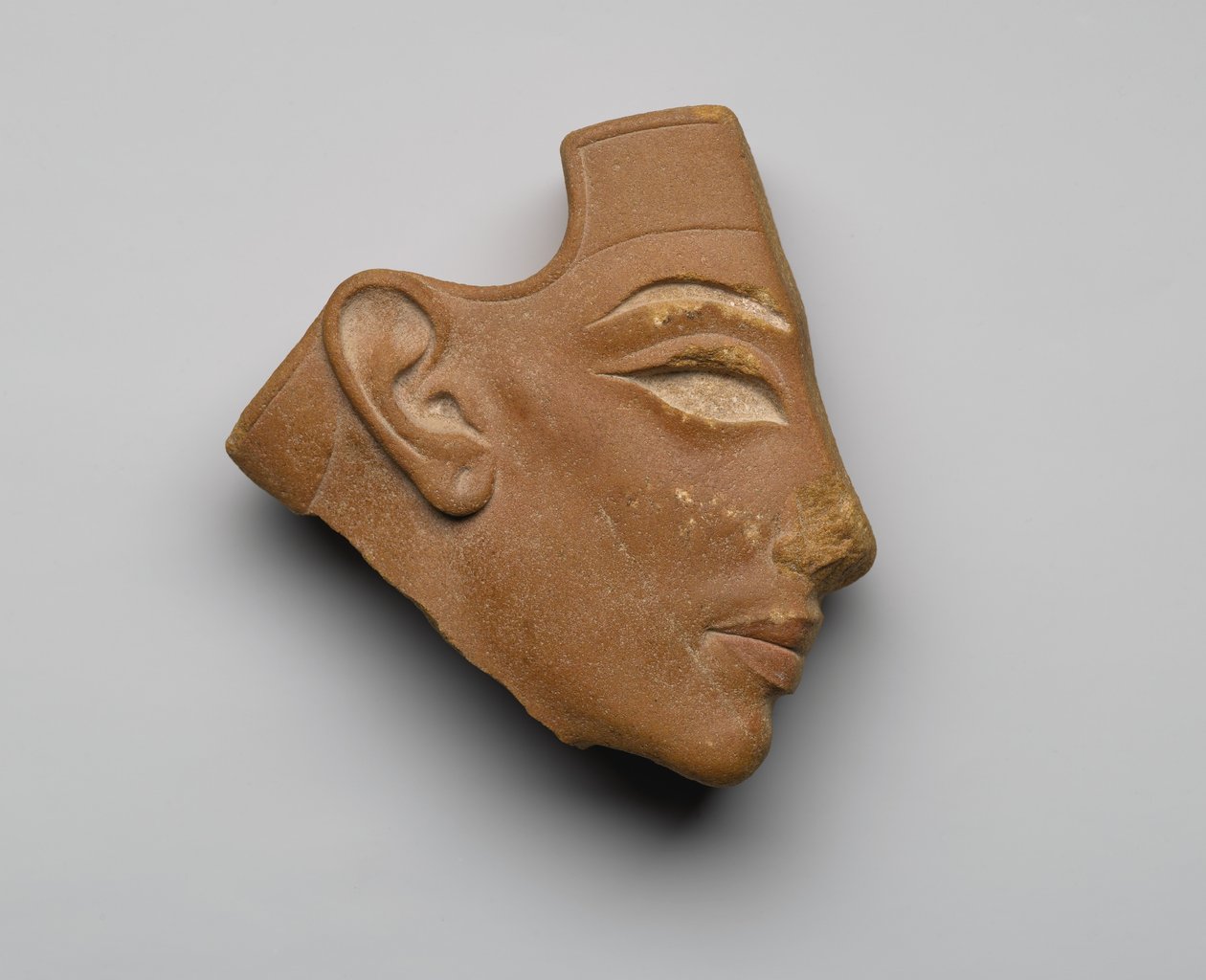 Cabeça perfil Inlay, de Tell el-Amarna, Novo Reino, c.1353-36 aC (quartzito vermelho) de Egyptian 18th Dynasty