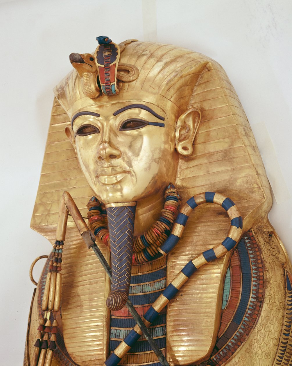 Caixão íntimo do rei, túmulo de Tutankhamon (c.1370-1352 aC) Novo reino (ouro incrustado com pedras semipreciosas) de Egyptian 18th Dynasty
