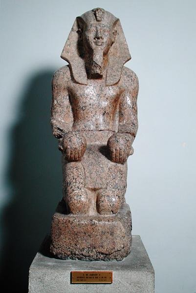 Ajoelhando estátua de Amenhotep II (1427-1392 aC) segurando oferendas de vinho, de Tebas, Novo Reino, c.1450-1425 aC (granito) de Egyptian 18th Dynasty