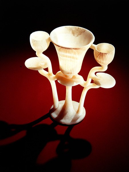 Lâmpada em forma de três flores de lótus, do túmulo de Tutancâmon, Novo Reino (alabastro) de Egyptian 18th Dynasty