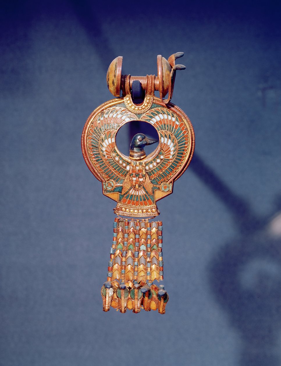 Brinco esquerdo de um par de brincos com um pássaro azul, do túmulo de Tutankhamum, Vale dos Reis, Tebas, c.1347-37 aC (ouro e vidro fundido) (344029) de Egyptian 18th Dynasty