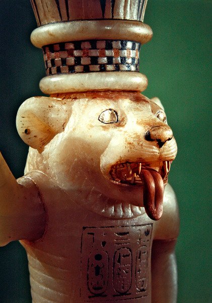 Vaso leomórfico unguentário, do Túmulo de Tutankhamun, Novo Reino (alabastro) (detalhe de 391031) de Egyptian 18th Dynasty