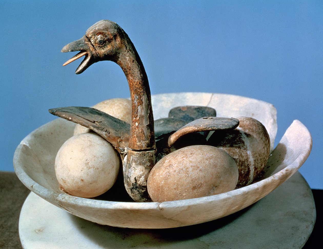 Tampa de um frasco de alabastro decorado com um pássaro em um ninho contendo ovos, do túmulo de Tutancâmon (c.1370-52 aC) Novo Reino (pintado e estuque de madeira) de Egyptian 18th Dynasty