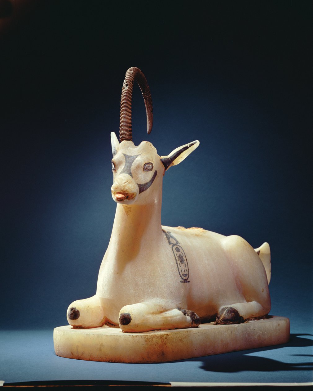 Tampa de um frasco de unguento na forma de um íbex, do túmulo de Tutancâmon, Novo Reino (alabastro pintado) (ver também 148195) de Egyptian 18th Dynasty