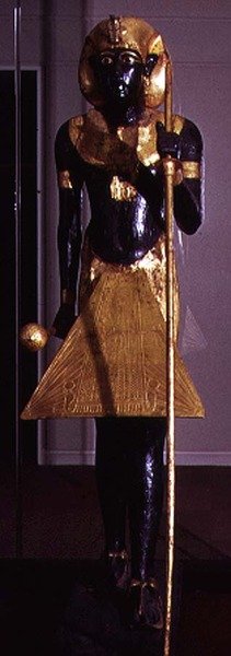 Estátua em tamanho real de Tutancâmon, da Tumba de Tutancâmon (c.1370-1352 aC) Novo Reino (madeira e bronze dourado) (ver 120789) de Egyptian 18th Dynasty