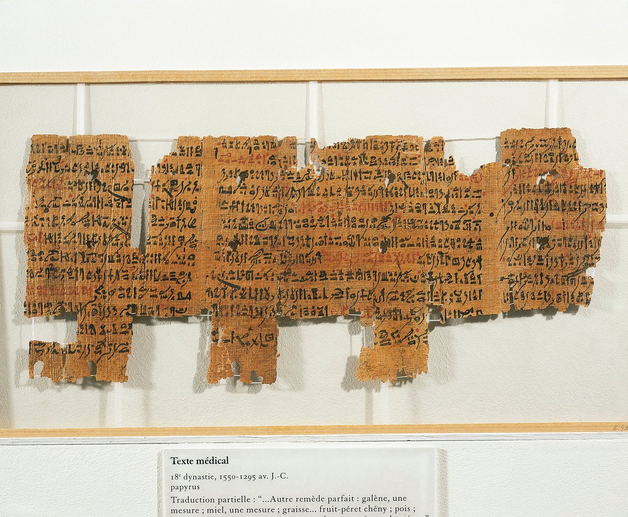 Receita médica escrita em papiro de Egyptian 18th Dynasty
