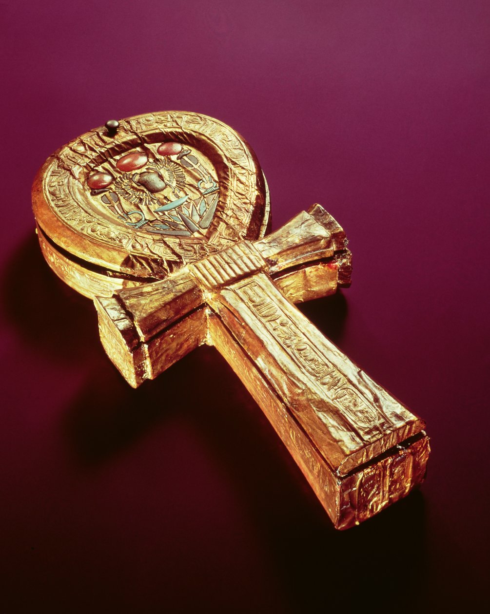 Espelho em forma de ankh, do túmulo de Tutancâmon (c.1370-1352 aC) Novo reino (madeira folheada a ouro) de Egyptian 18th Dynasty
