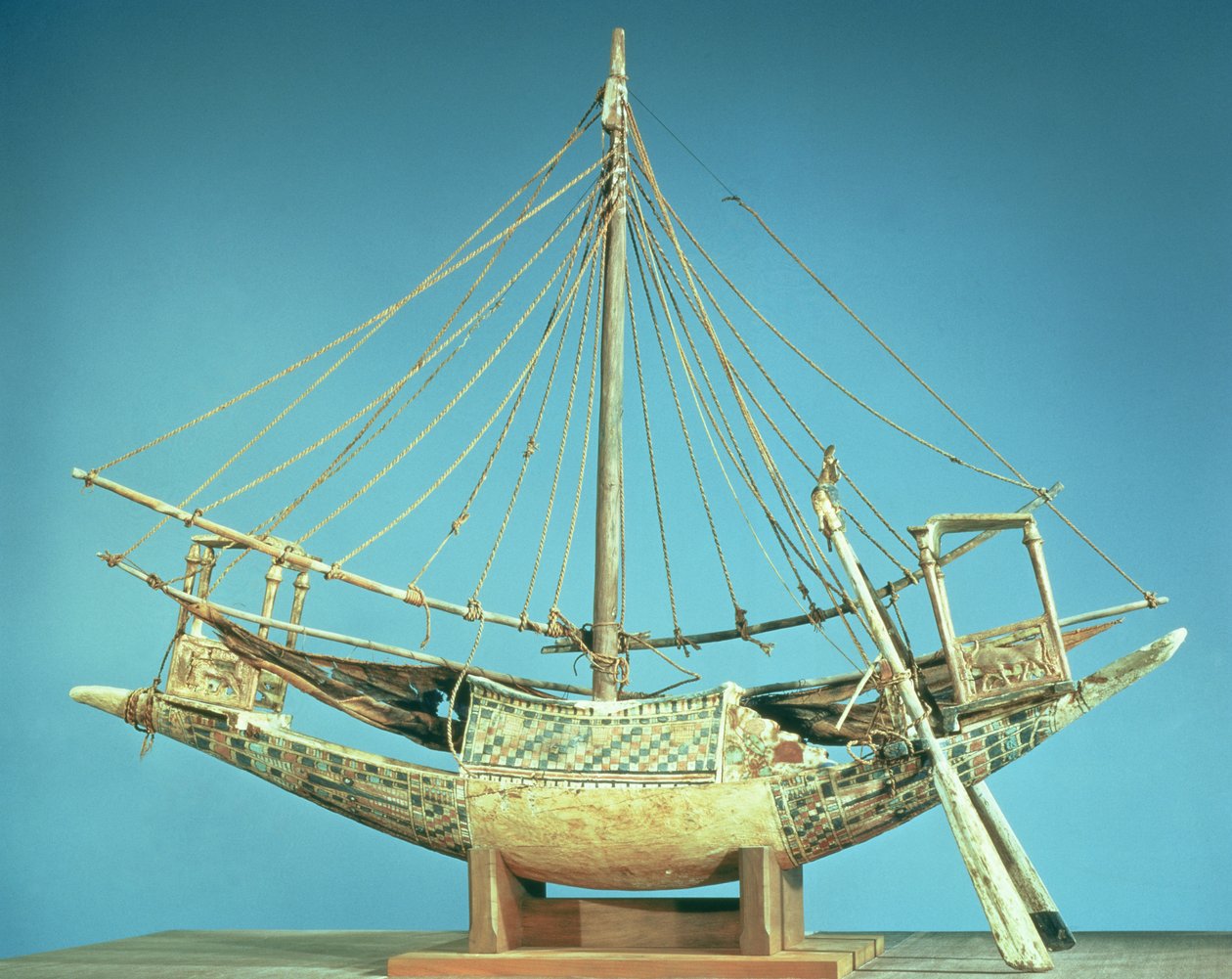 Modelo de um dos barcos faraós, do túmulo de Tutancâmon (c.1370-52 aC) Novo Reino (madeira) de Egyptian 18th Dynasty