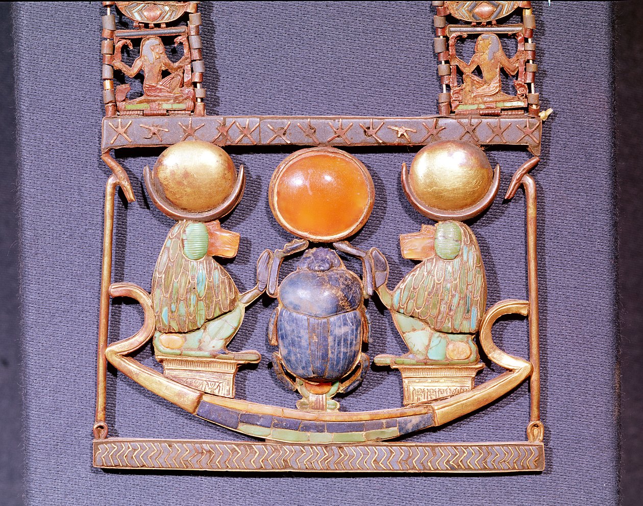 Colar do Sol Nascente, da tumba de Tutankhamun (c.1370-52 AC) Novo Reino (ouro incrustado com pedras semi-preciosas) (detalhe de 153788) de Egyptian 18th Dynasty