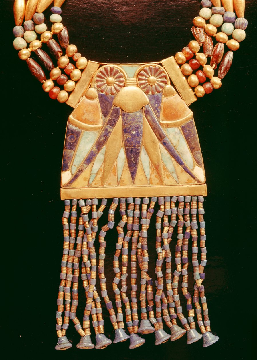 Colar com peitoral lunar, da Tumba de Tutankhamun, Novo Reino (electrum, feldspato, lápis lazúli e contas de ouro) (detalhe de 391005) de Egyptian 18th Dynasty