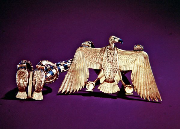 Colar com pingente de abutre, do túmulo de Tutancâmon, Novo Reino (ouro incrustado com lápis-lazúli e cornalina) (ver também 228214 e 324491) de Egyptian 18th Dynasty