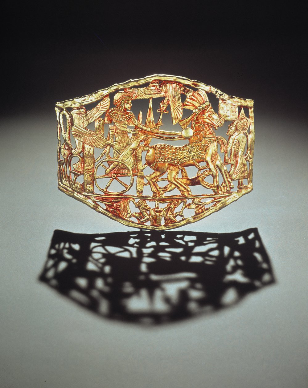Placa ou fivela a céu aberto mostrando os reis triunfantes com prisioneiros, do Túmulo de Tutancâmon, Novo Reino (ouro) (ver também 148199) de Egyptian 18th Dynasty