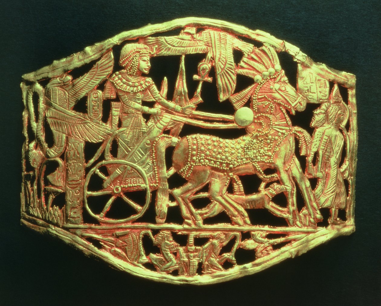 Placa aberta ou fivela mostrando os reis retorno triunfal com prisioneiros, do túmulo de Tutancâmon (c.1370-52 aC) Novo Reino (ouro) (ver também 391017) de Egyptian 18th Dynasty
