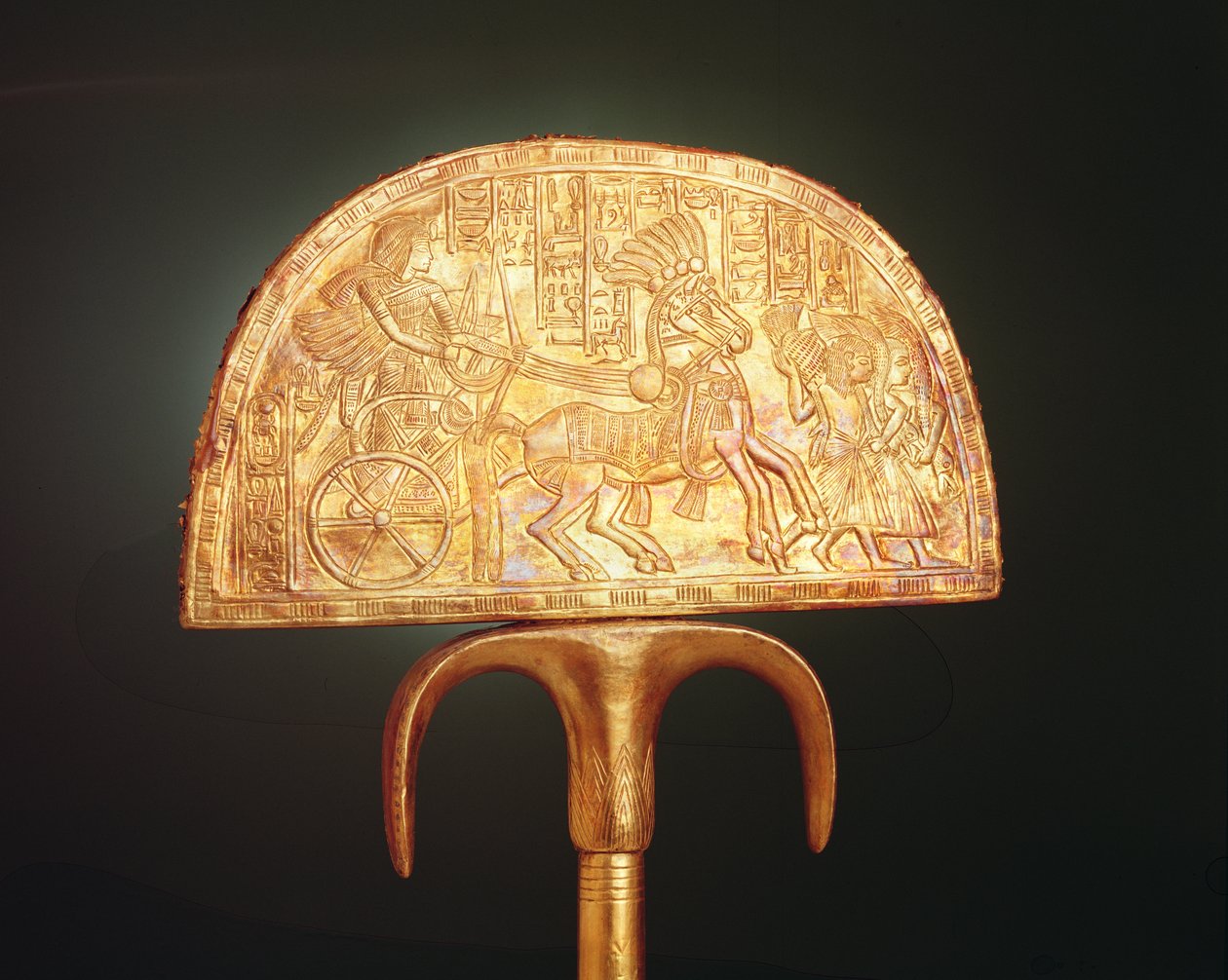 Ventilador de pena de avestruz, do túmulo de Tutankamon, Novo Reino (madeira coberta com folha de ouro) (verso de 324497) de Egyptian 18th Dynasty