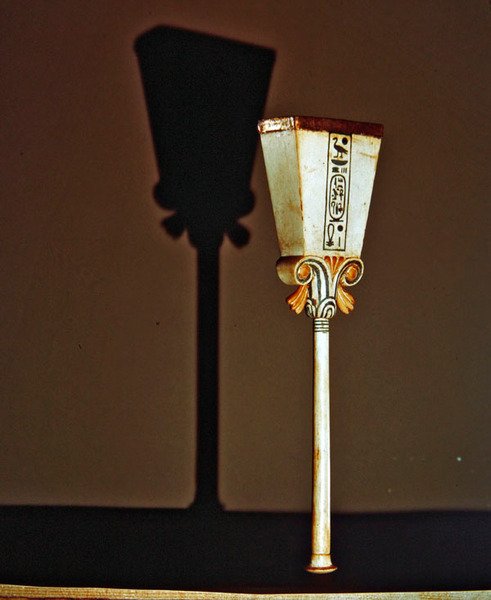 Burnisher do papiro, da tumba de Tutankhamun, reino novo (marfim com folha de ouro) de Egyptian 18th Dynasty
