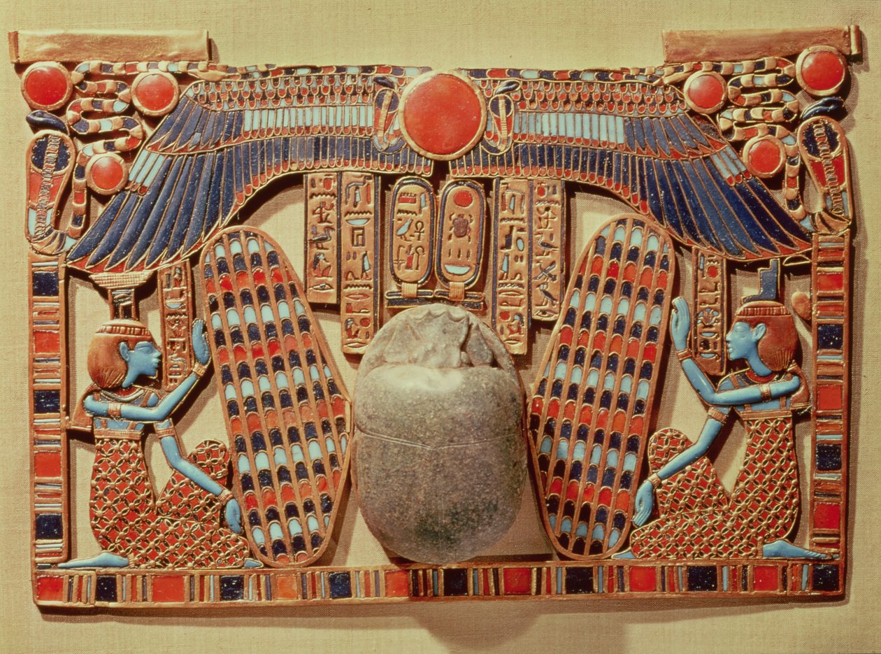 Peitoral decorado com o escaravelho alado protegido por Isis e Nephthys, do túmulo de Tutancâmon (c.1370-52 aC) Novo reino (cloisonne dourado e pasta de vidro) de Egyptian 18th Dynasty