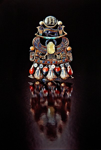 Peitoral com um pássaro-escaravelho, do túmulo de Tutancâmon, Novo Reino (cloisonne dourado decorado com pedras semipreciosas e pasta de vidro) de Egyptian 18th Dynasty